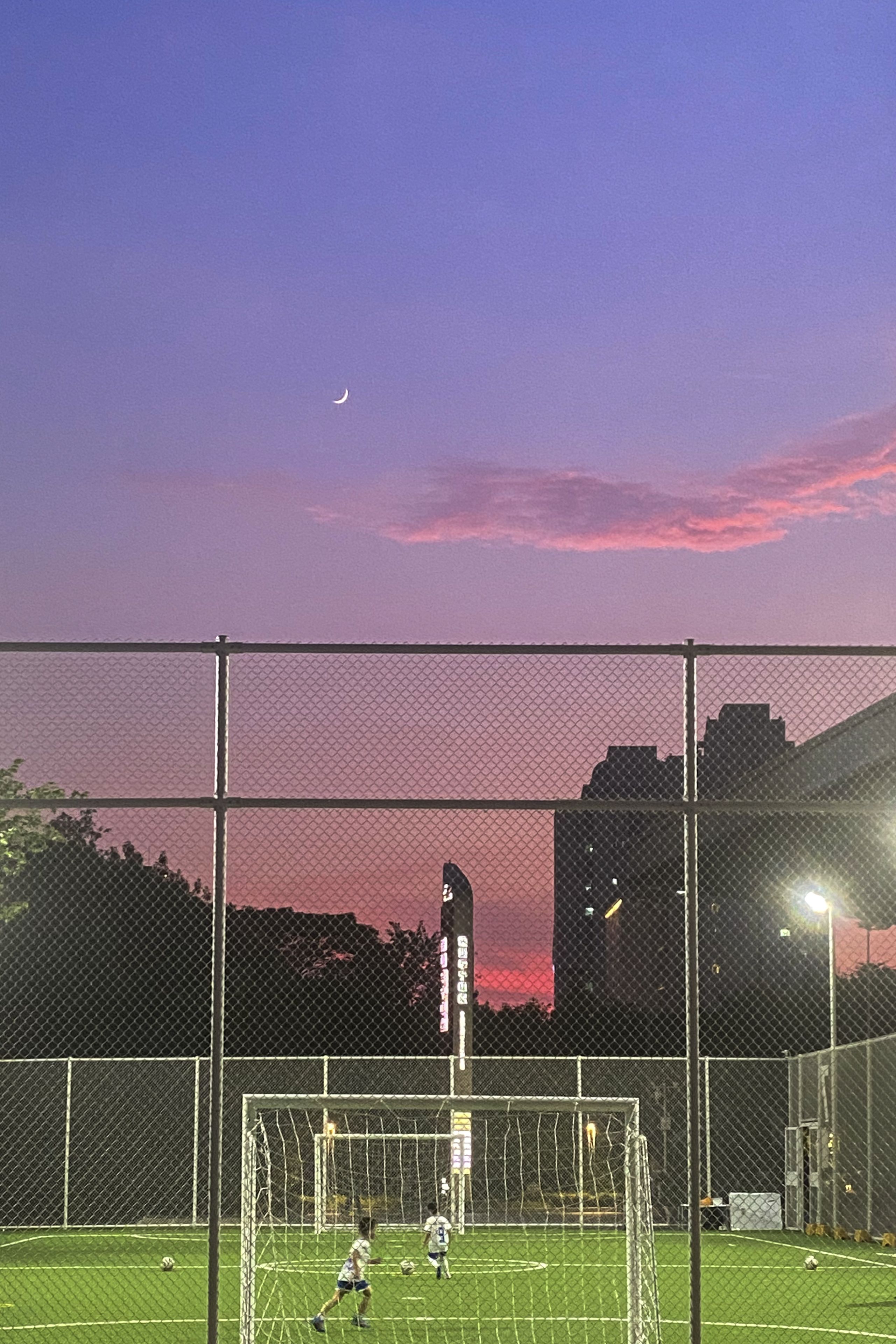 夕阳下的足球少年