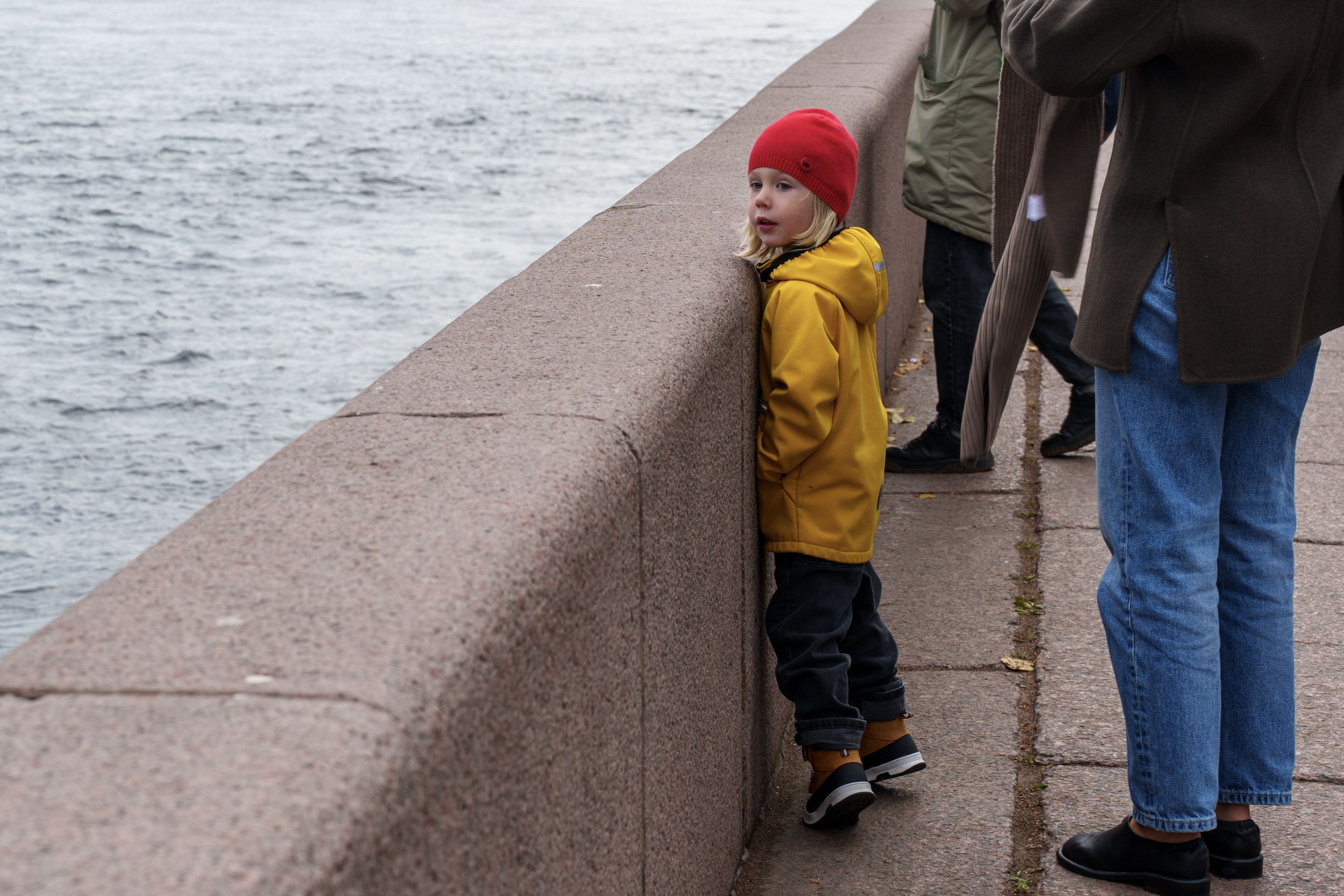 小朋友远眺巡洋舰