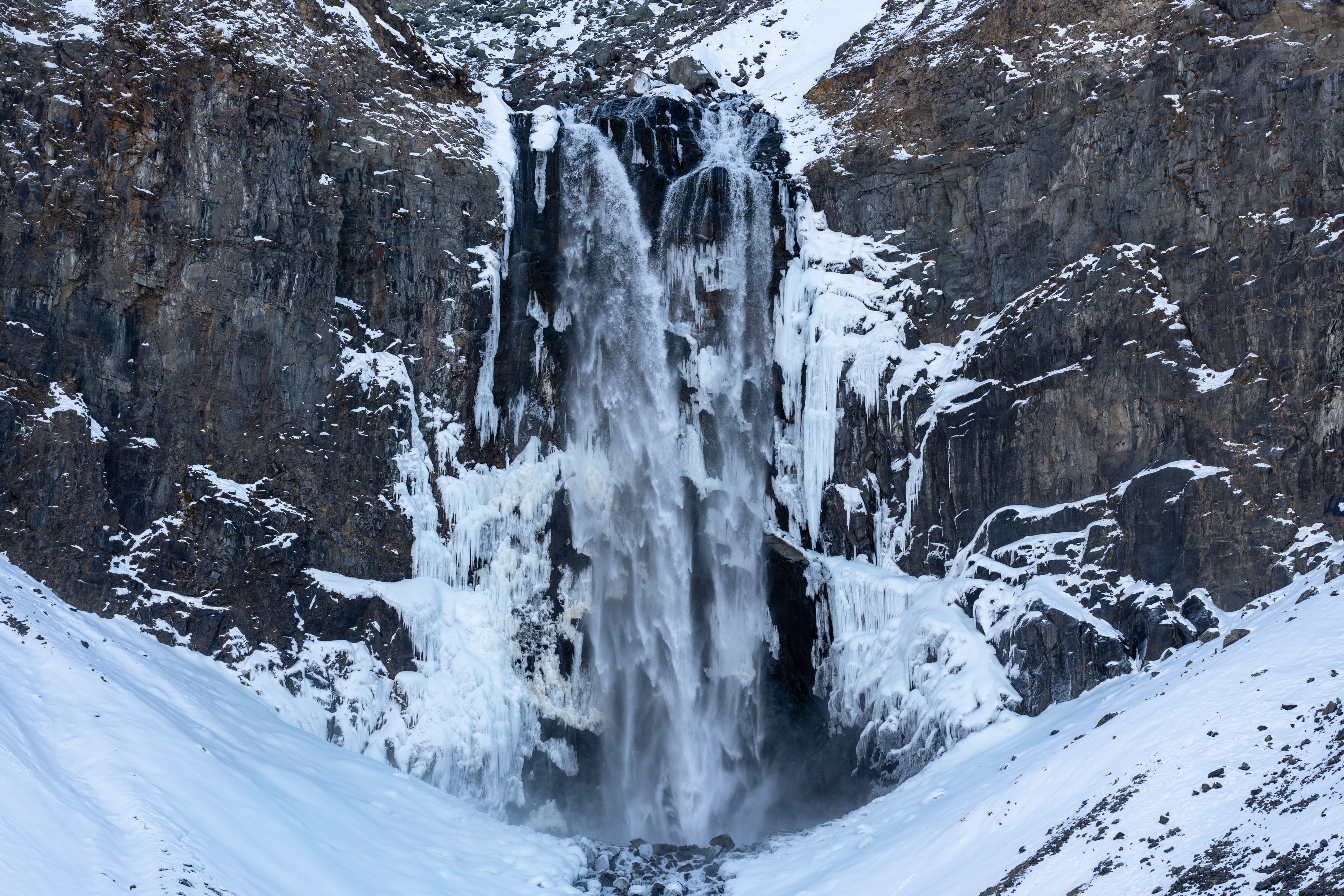 雪山和瀑布